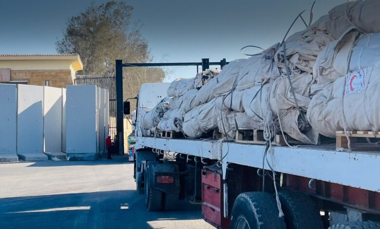 الهلال الأحمر المصري يطلق قافلة «زاد العزة 84».. 280 ألف سلة غذائية و55 ألف قطعة شتوية دعمًا لغزة