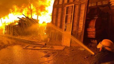 حريق هائل يلتهم مخزن أخشاب في مؤسسة الزكاة بالمرج بالقاهرة