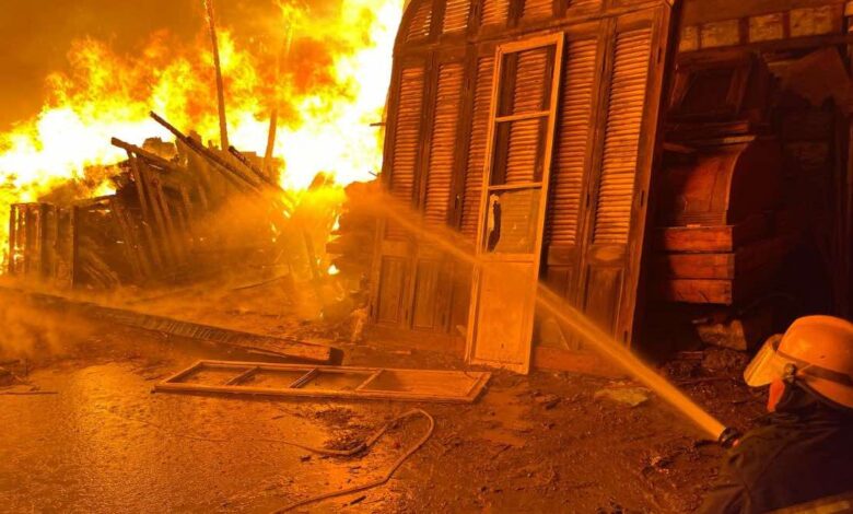 حريق هائل يلتهم مخزن أخشاب في مؤسسة الزكاة بالمرج بالقاهرة