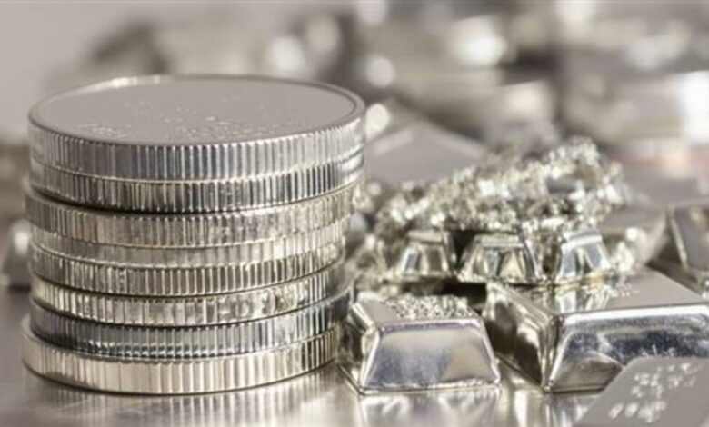 أسعار الفضة تتكبد خسائر تاريخية تتجاوز 30% في ساعات