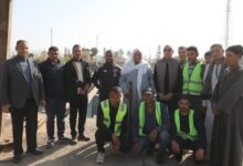 محافظ المنيا مع اهالى التل