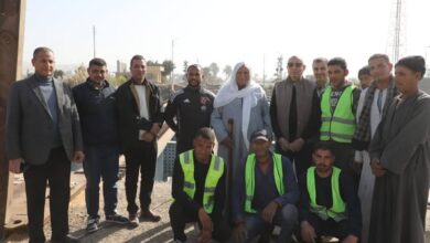 محافظ المنيا مع اهالى التل