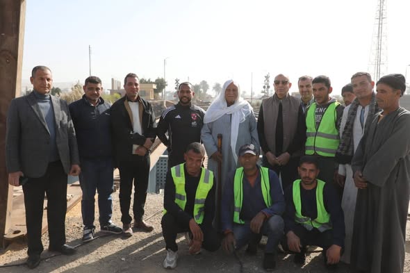 محافظ المنيا مع اهالى التل