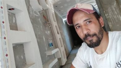 خلاف على «كيس شيبسي» ينتهي بجريمة قتل في الزاوية الحمراء: أب وابنه يطعنان عاملًا أمام أسرته