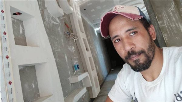 خلاف على «كيس شيبسي» ينتهي بجريمة قتل في الزاوية الحمراء: أب وابنه يطعنان عاملًا أمام أسرته