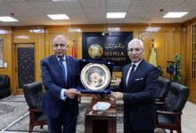 محافظ المنيا يتسلّم درع جامعة المنيا تقديرًا لدعمه مشروع الريادة الخضراء