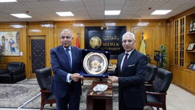 محافظ المنيا يتسلّم درع جامعة المنيا تقديرًا لدعمه مشروع الريادة الخضراء
