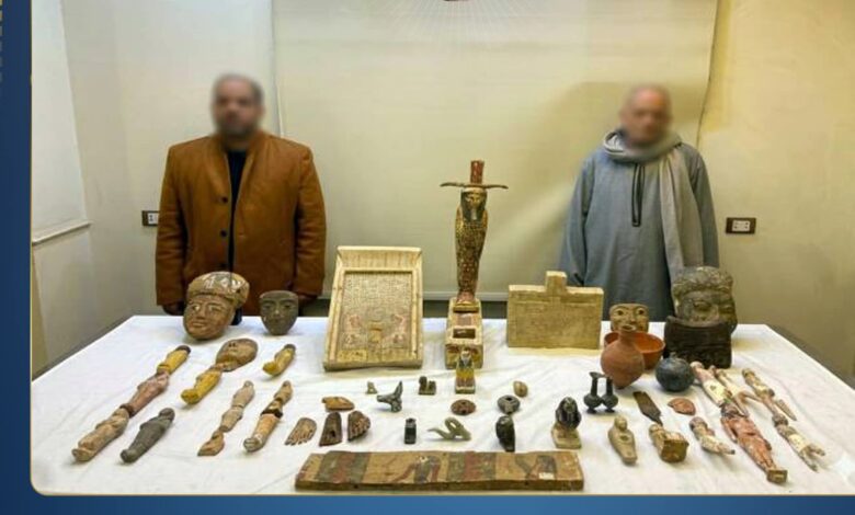 ضبط شخصين بالمنيا بحوزتهما 53 قطعة أثرية بقصد الاتجار