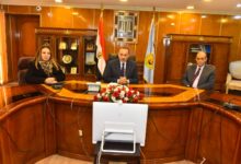 محافظ أسيوط ونائب وزير الاتصالات يستعرضان خطة التحول المؤسسي الرقمي