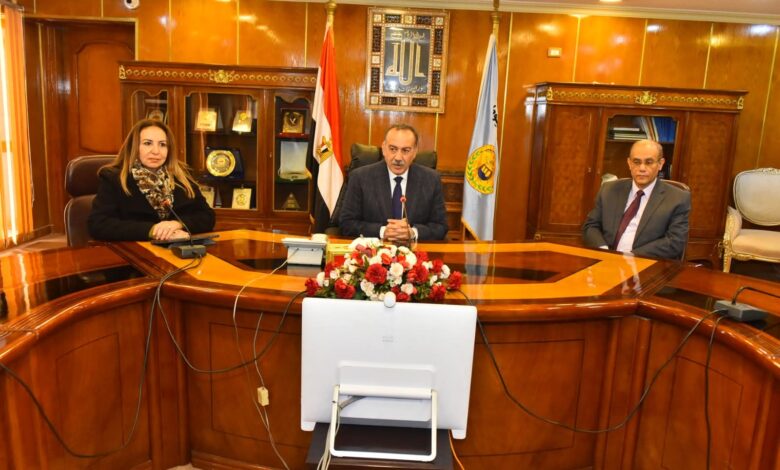 محافظ أسيوط ونائب وزير الاتصالات يستعرضان خطة التحول المؤسسي الرقمي