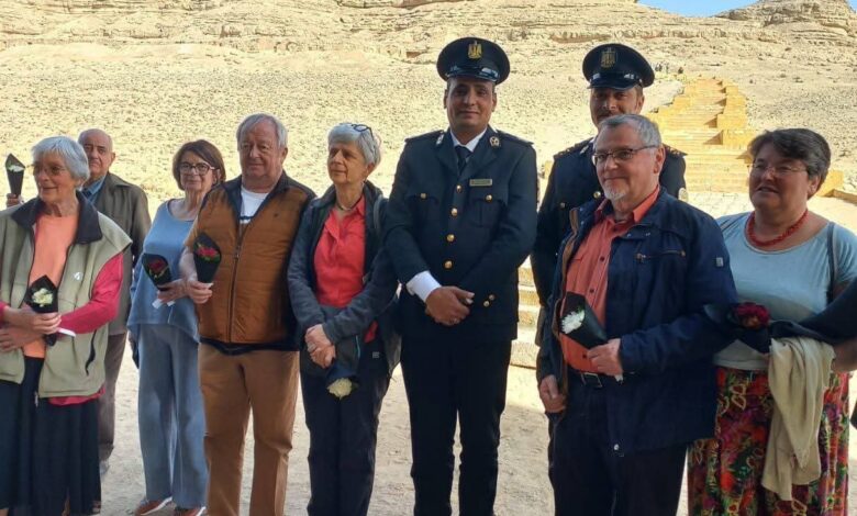 توزيع هدايا تذكارية على الأفواج السياحية بمنطقة بني حسن بالمنيا