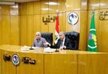 محافظ المنيا يبحث خطة دعم الاستثمار وتذليل العقبات أمام المستثمرين