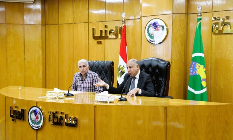 محافظ المنيا يبحث خطة دعم الاستثمار وتذليل العقبات أمام المستثمرين