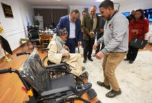 محافظ أسيوط يستجيب لمسن ويهديه كرسيا كهربائيا