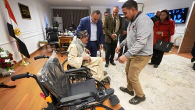 محافظ أسيوط يستجيب لمسن ويهديه كرسيا كهربائيا