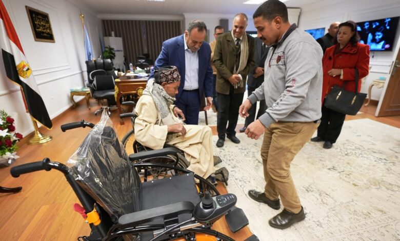 محافظ أسيوط يستجيب لمسن ويهديه كرسيا كهربائيا