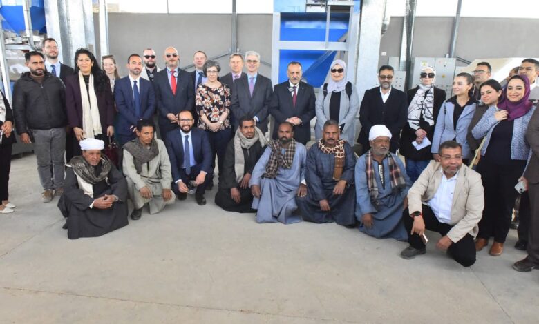 محافظ أسيوط ووفد الاتحاد الأوروبي يتفقدون وحدة تجهيز النباتات الطبية بأبنوب