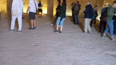 سياح من أوروبا وأستراليا يزورون المواقع الأثرية البارزة