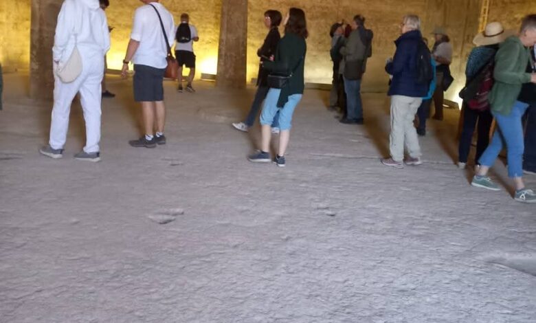 سياح من أوروبا وأستراليا يزورون المواقع الأثرية البارزة