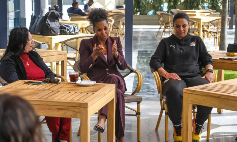 لورا جورج تزور مقر اتحاد الكرة وتجتمع بلاعبات المنتخب