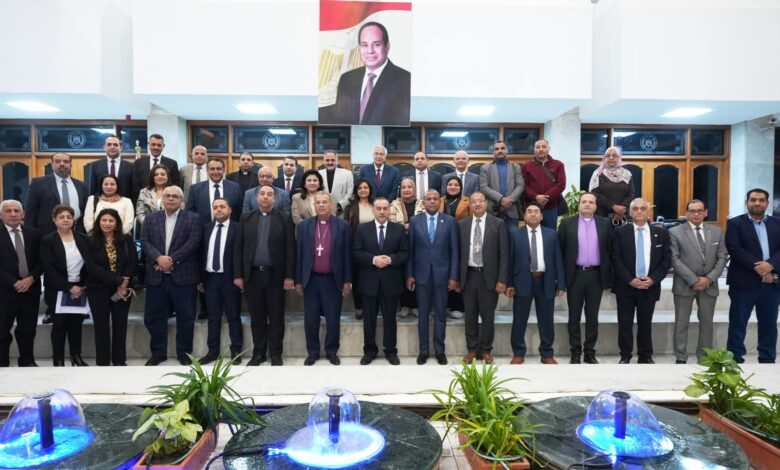 محافظ أسيوط يتسلم 30 كرسيًا متحركًا لمدارس التربية الفكرية