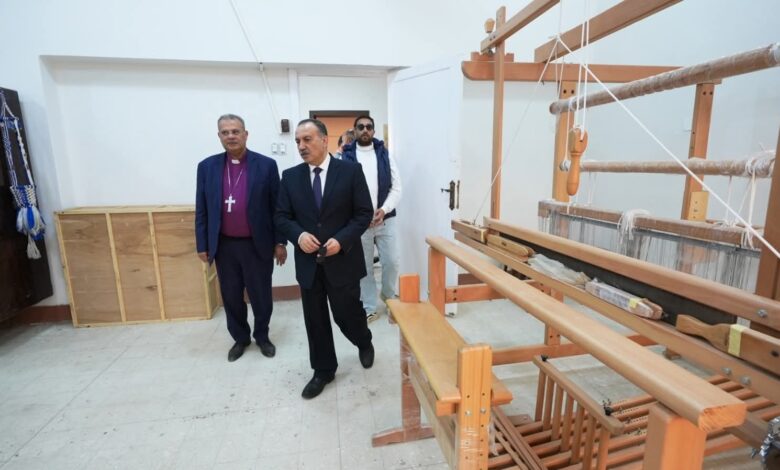 محافظ أسيوط ورئيس الطائفة الإنجيلية يتفقدان مركز الحرف اليدوية بالفتح