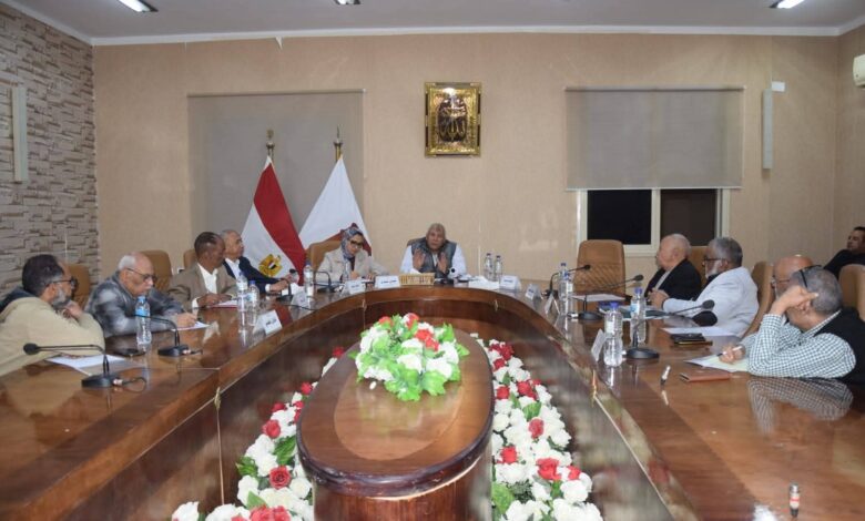 محافظ الوادي الجديد يترأس اجتماع مجلس إدارة "حسن حلمي"