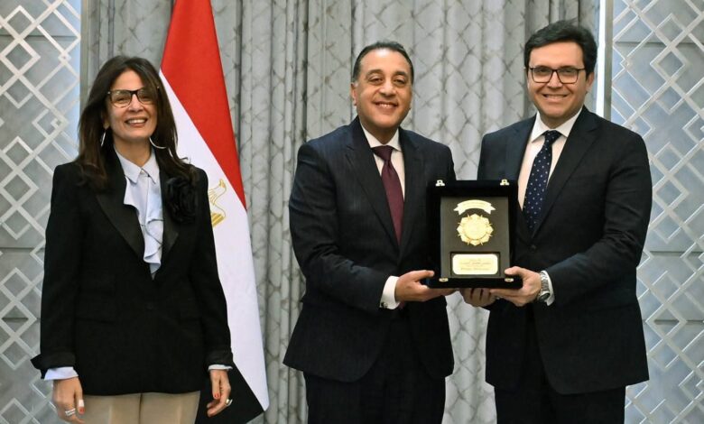 رئيس الوزراء يكرم وزير الثقافة السابقين