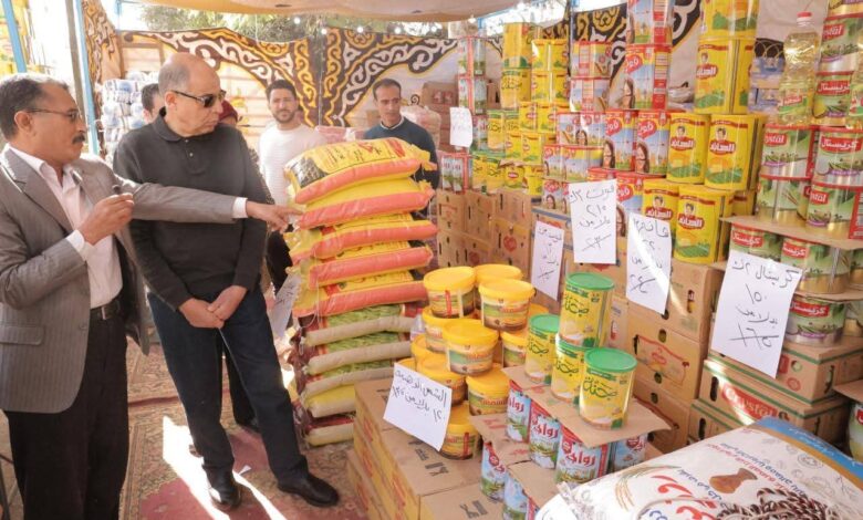 محافظ المنيا يفتتح منفذًا للسلع الغذائية بأسعار مخفضة بمركز بني مزار
