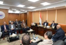 محافظ أسيوط يتفقد مركز الخدمات المميز بالغرفة التجارية