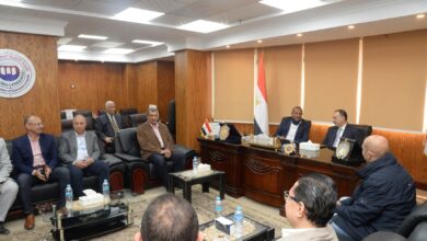 محافظ أسيوط يتفقد مركز الخدمات المميز بالغرفة التجارية