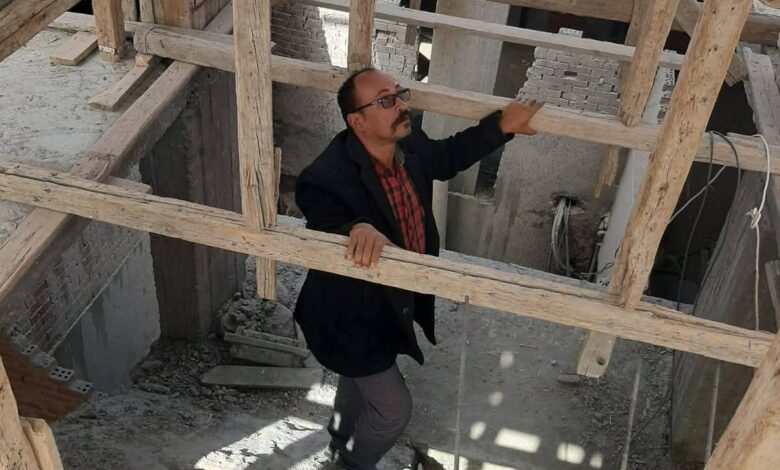 رئاسة حي جنوب الغردقة : إزالة شدة خشبية في المهد بمنطقة " المدارس " 