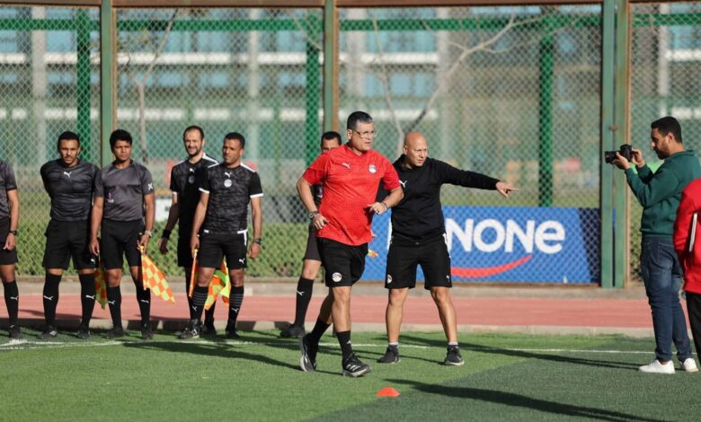 أوسكار رويز يقود تدريبًا عمليا لـ20 حكما بمركز المنتخبات الوطنية