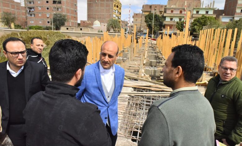 محافظ أسيوط يتفقد تطوير كوبري الحواتكة بمنفلوط