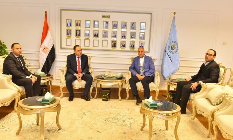 محافظ أسيوط يتلقى التهاني من رئيسي محكمتي شمال وجنوب المحافظة بمناسبة توليه منصبه