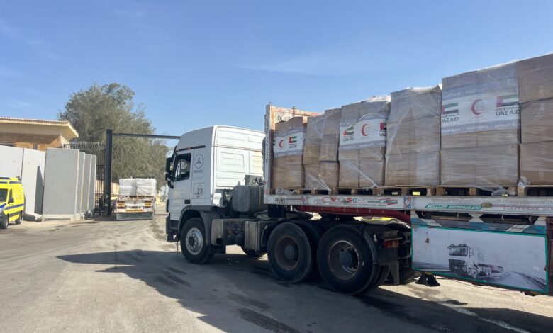 الإمارات تواصل دعم غزة: عبور القافلة الإغاثية رقم 300 إلى كرم أبو سالم عبر معبر رفح
