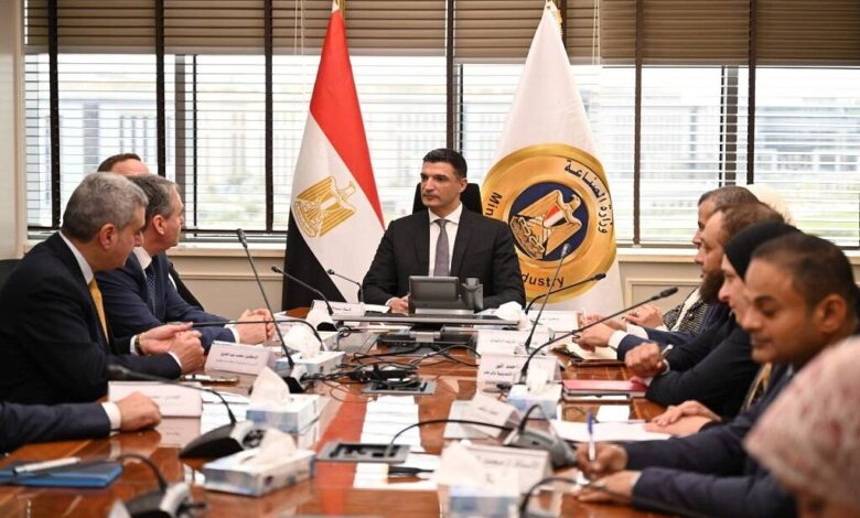 وزير الصناعة يبحث إنشاء أول مصنع لإنتاج سيانيد الصوديوم في مصر والشرق الأوسط
