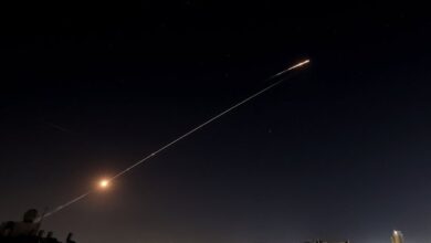 سقوط قنابل عنقودية من صاروخ انشطاري إيراني جنوب تل أبيب