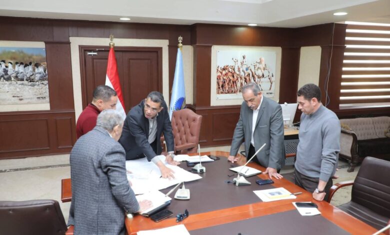 محافظ البحر الأحمر يوجه بسرعة تنفيذ مشروع الصرف الصحي