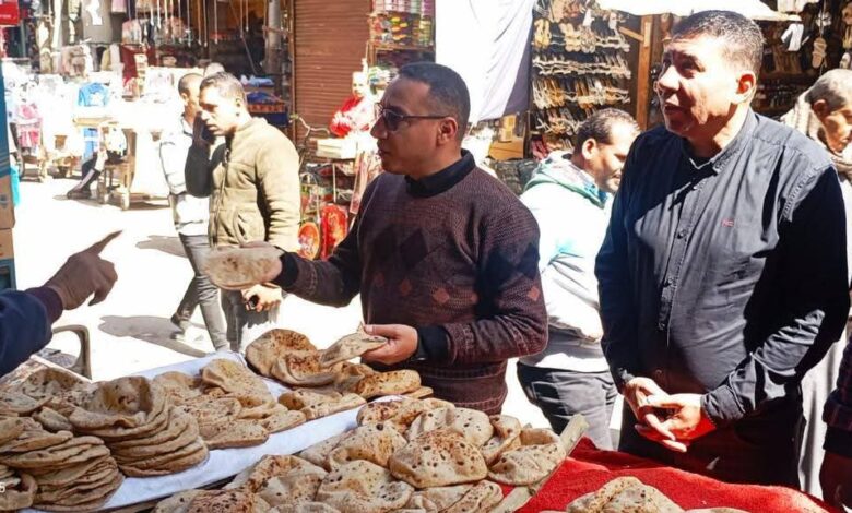 نائب محافظ المنيا يتفقد سوق الحبشي لمتابعة الحالة العامة والإشغالات والمخابز