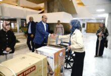 محافظ أسيوط يسلم جهاز عروسة وكرسيًا متحركًا لشقيقها