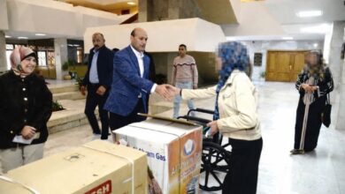 محافظ أسيوط يسلم جهاز عروسة وكرسيًا متحركًا لشقيقها