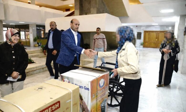 محافظ أسيوط يسلم جهاز عروسة وكرسيًا متحركًا لشقيقها