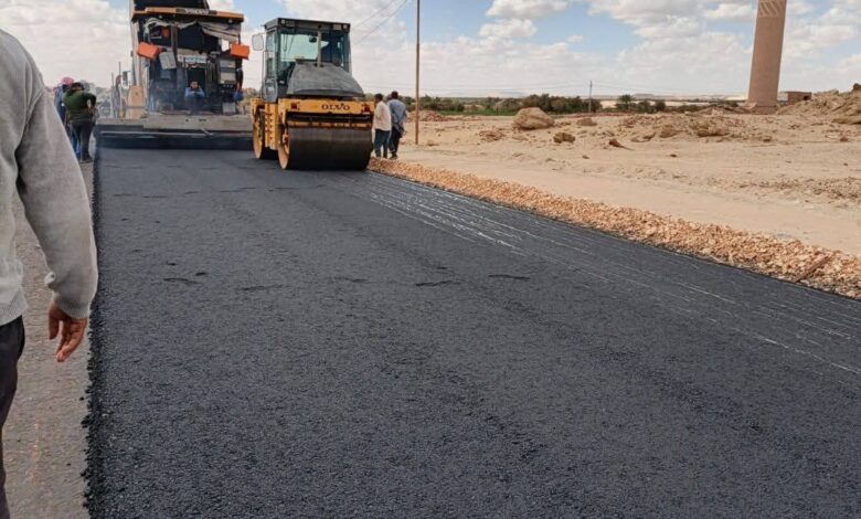 الوادي الجديد تواصل تطوير الطرق الداخلية والتحسين الحضاري بمركزي الداخلة والخارجة