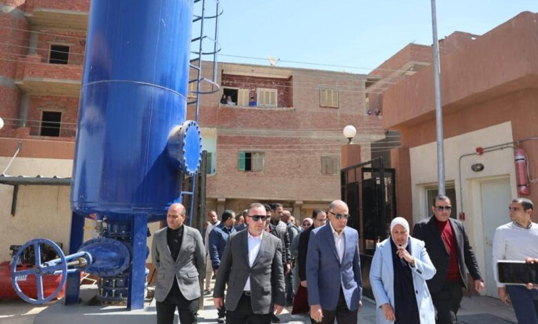 محافظ المنيا يتفقد محطة رفع صرف صحي الروضة. 