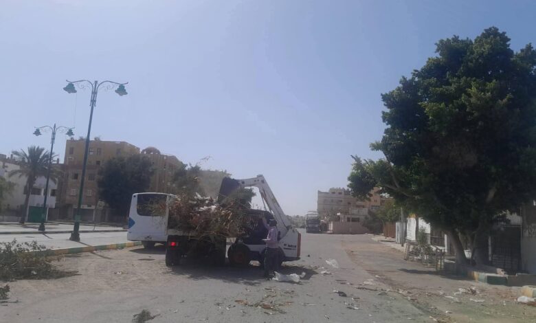 رئيس مدينة سفاجا يتابع أعمال النظافة ورفع المخلفات