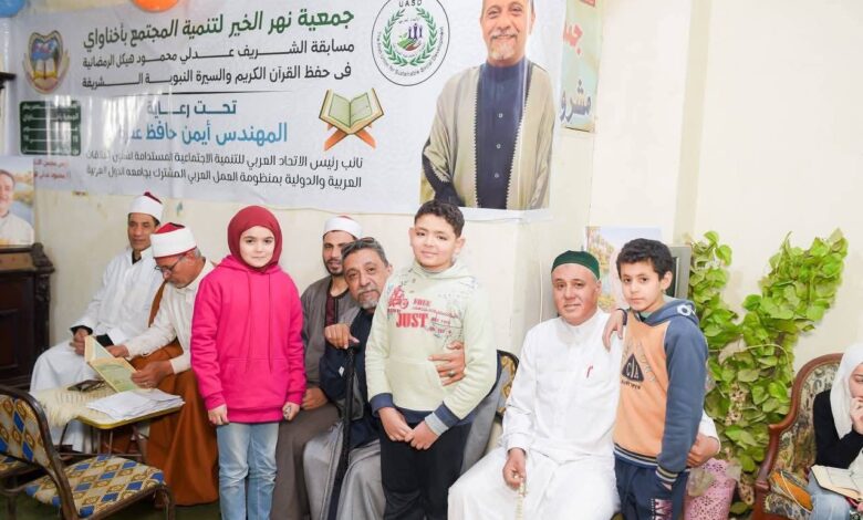 المهندس أيمن حافظ عفره يكرم أطفالًا لحفظهم النسب النبوي الشريف