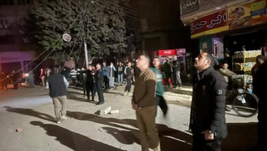 نائب المحافظ يتابع حادث انهيار حائط ببرج تحت الانشاء بحي وسط وتضرر 3 سيارات