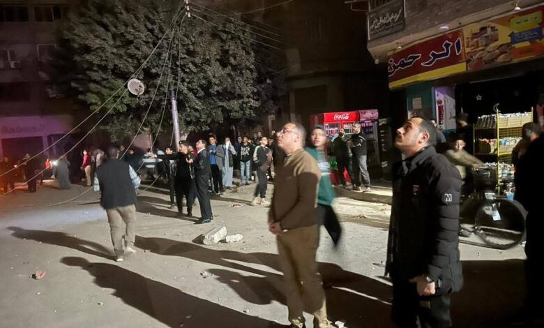 نائب المحافظ يتابع حادث انهيار حائط ببرج تحت الانشاء بحي وسط وتضرر 3 سيارات