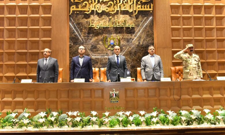 محافظ أسيوط يوجه برفع الاستعداد للعيد وضبط الأسواق في أول اجتماع تنفيذي